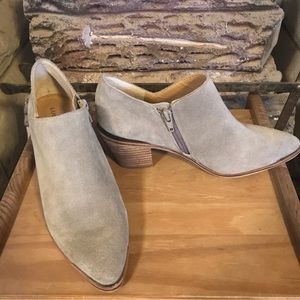 Lucky Brand Landrue suede leather ankle booties size 6 gray taupe heel side zip